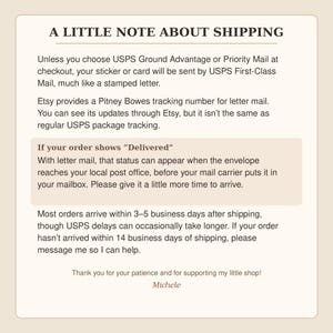 K&ouml;nnte beinhalten: Eine rechteckige Informationskarte mit cremefarbenem Hintergrund und dunkelbraunem Text. Die &Uuml;berschrift lautet A LITTLE NOTE ABOUT SHIPPING. Der Text erl&auml;utert USPS-Versandmethoden, Sendungsverfolgung, Lieferstatus und voraussichtliche Lieferzeiten.