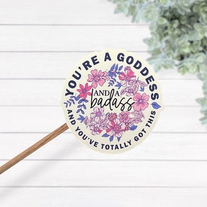 Eres una diosa y un mal culo y tienes totalmente esta pegatina, regalo de mejor amigo, empoderar a las mujeres, cita positiva, laminado impermeable