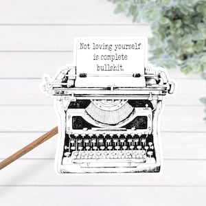 Not Loving Yourself es una completa mierda de estilo retro Máquina de escribir Impermeable pegatina de vinilo laminado, afirmación positiva, afirmación jurada