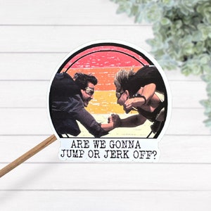 Puede incluir: Una pegatina redonda con una imagen retro de dos hombres dándose la mano, sobre un fondo de puesta de sol. La pegatina tiene el texto "ARE WE GONNA JUMP OR JERK OFF?" en una fuente de máquina de escribir.