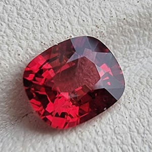 1,20 kt helderrode spinel• Birma-oorsprong• Natuurlijk, onverwarmd, onbehandeld•Kussensnit• 6,9 x 5,8 x 3,5 mm• Ig The Lotus Gem