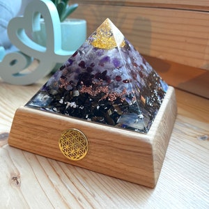 Pyramide d'orgonite troisième œil avec support en bois de chêne fabriquée à la main avec amour image 1