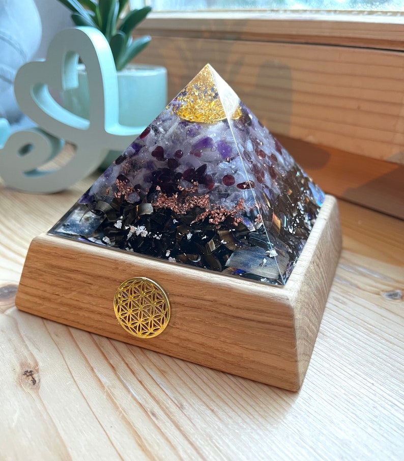 Pyramide d'orgonite troisième œil avec support en bois de chêne fabriquée à la main avec amour image 1