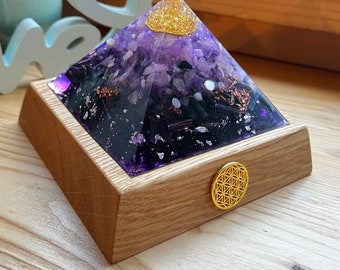 Transformation du chakra de la couronne pyramidale en orgonite (avec support en bois de chêne) fabriquée à la main avec amour