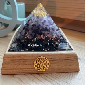 Pyramide d'orgonite troisième œil avec support en bois de chêne fabriquée à la main avec amour image 3