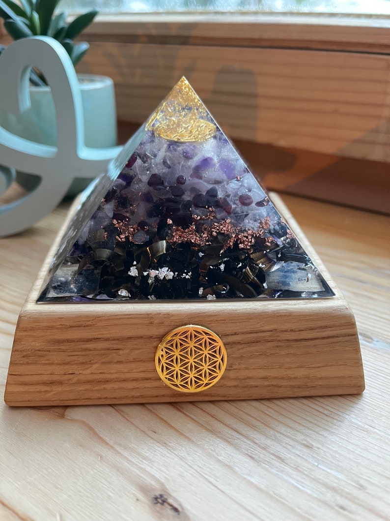 Pyramide d'orgonite troisième œil avec support en bois de chêne fabriquée à la main avec amour image 3