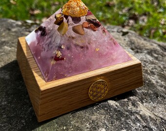 Cristal pyramidal d'orgonite Archange Jophiel (avec support en bois de chêne) fabriqué à la main avec amour