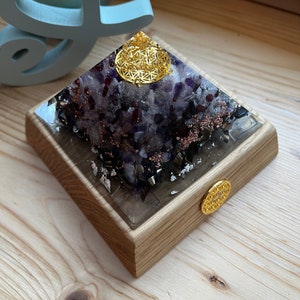 Pyramide d'orgonite troisième œil avec support en bois de chêne fabriquée à la main avec amour image 5