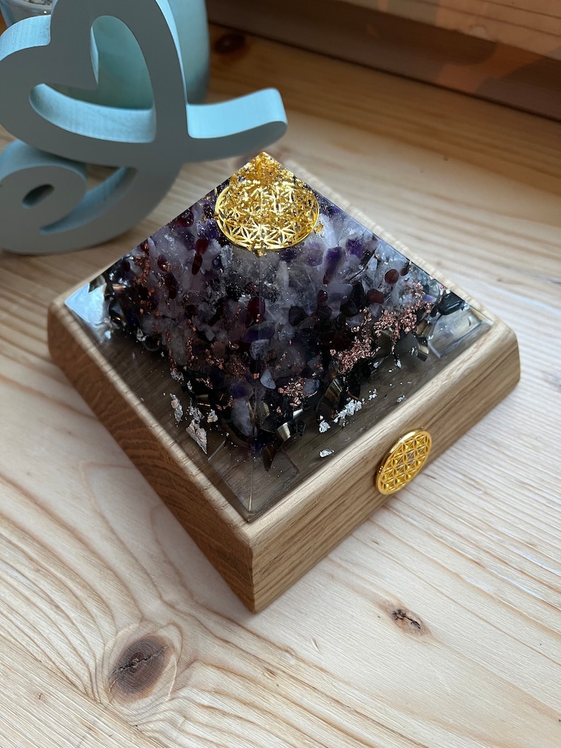 Pyramide d'orgonite troisième œil avec support en bois de chêne fabriquée à la main avec amour image 5