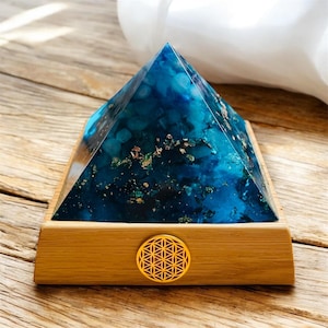 Pirâmide de cristal de orgonite Arcanjo Miguel (com suporte feito de madeira de carvalho) feito à mão com carinho