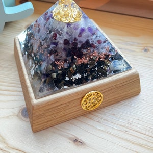 Pyramide d'orgonite troisième œil avec support en bois de chêne fabriquée à la main avec amour image 2