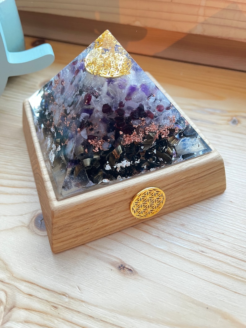 Pyramide d'orgonite troisième œil avec support en bois de chêne fabriquée à la main avec amour image 2