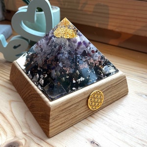 Pyramide d'orgonite troisième œil avec support en bois de chêne fabriquée à la main avec amour image 4