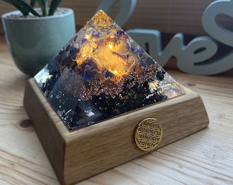 Expression intérieure de la pyramide d'orgonite (avec support en bois de chêne) fabriquée à la main avec amour