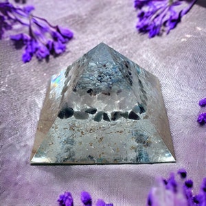 Orgonite Pyramid Chakra Meditation Spirituality Room Cleaning
