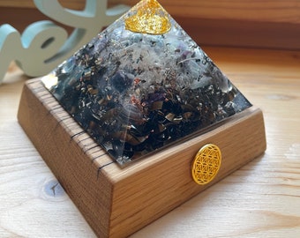 Éclairage pyramidal en orgonite (avec support en chêne) fabriqué à la main avec amour (éclairé)