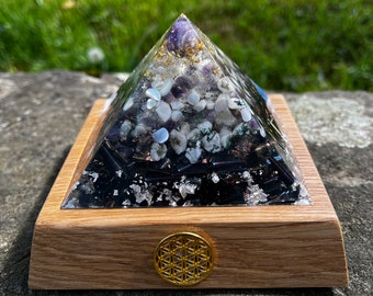 Guérison de l’âme pyramidale d’orgonite (avec support en bois de chêne) fabriquée à la main avec amour