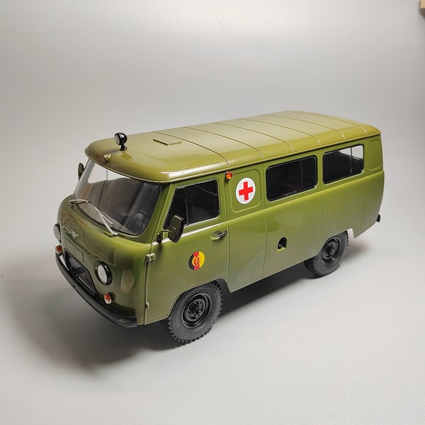 Die cast UAZ-452 Combat Rescue Van Alloy Plastic Model 1:18 ScaleToy Gift Collection Simulation Display Decoration