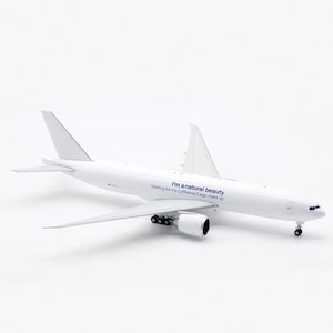 Die cast 1:200 Scale Lufthansa Boeing B777-200LRF Commercial Aircraft Alloy Aircraft Simulation Model Collection for Men's Gifts