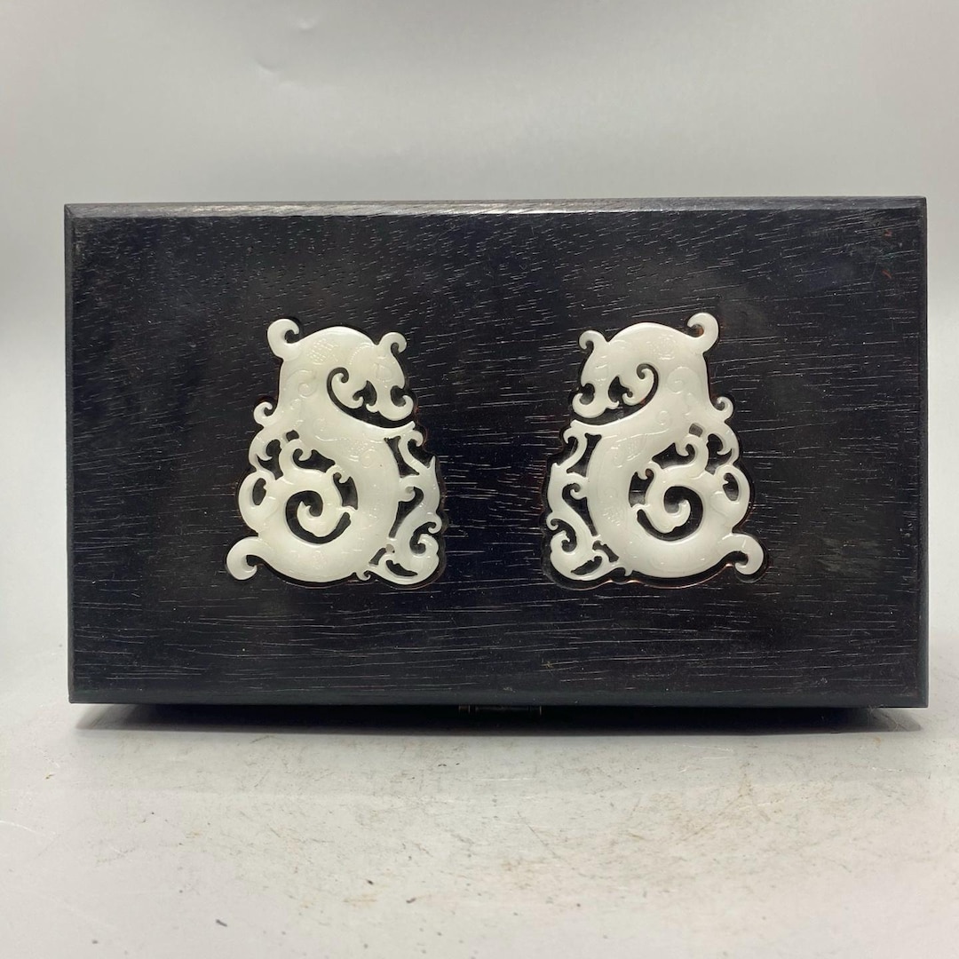 民芸品の手作り彫刻が施された黒檀の木に白翡翠の龍の像が象嵌された箱