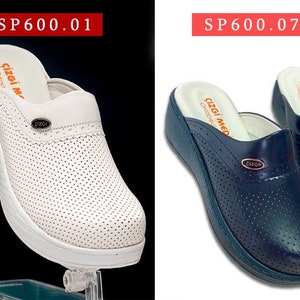 Pode incluir: Três pares de tamancos brancos com designs diferentes. O primeiro par é branco liso, o segundo par é azul marinho e o terceiro par tem um padrão floral. Todos os três pares têm o texto "Cizgi Med" no lado.