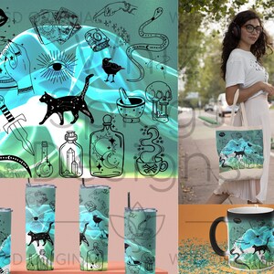 Op de afbeelding: Een collectie producten met een heksen-thema, waaronder een draagtas, een mok en bekers. De ontwerpen bevatten zwarte katten, slangen, toverdrankflessen en andere mystieke symbolen in een blauwgroen kleurenschema. De producten zijn versierd met illustraties.