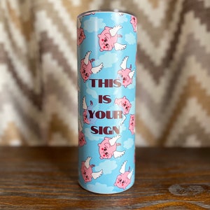 20 oz Cuando los cerdos vuelan, aquí está tu cartel. El vaso Flying Pigs mantiene las bebidas calientes o frías.