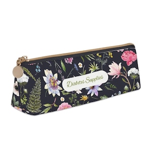 以下が含まれることがあります： 花柄の長方形ペンケースで、白いラベルに「Diabetes Supplies」の文字が入っています。ケースは、カラフルな花と金色のジッパーが付いた濃い背景が特徴です。