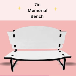 Puede incluir: Un banco conmemorativo blanco con detalles negros. El banco mide 17,78 cm de largo y tiene respaldo y asiento curvos. El texto "7in Memorial Bench" se muestra encima del banco.