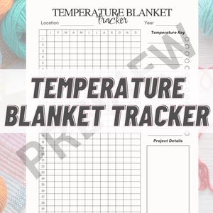 Puede incluir: Un rastreador de manta de temperatura blanco con una cuadrícula para registrar las temperaturas diarias. El título "TEMPERATURE BLANKET TRACKER" se muestra de forma destacada. El rastreador incluye secciones para la ubicación, el año y una clave de temperatura. Ovillos de lana de varios colores están en el fondo.