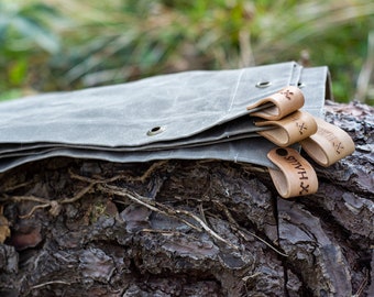 75x75 Ground Mat & Usable as Tarp / It can also be used as a tarp with the leathers on the corners and the eyelets on the edges. Bushcraft