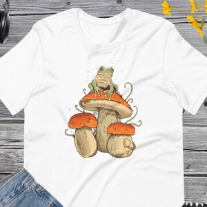 Frog Mushroom Shirt, Comfort Colors Cottagecore, Goblincore Shirt Dark Academia Clothing Women, Fairycore Magic Mushrooms Unisex t-shirt