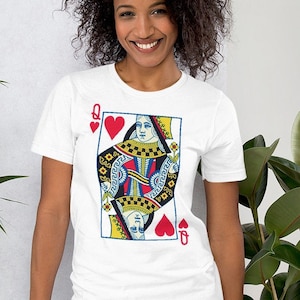 Queen of Hearts Graphic Tee Shirt per donne / Style Women's T-Shirt Vintage Feminist Tee / Carte da gioco / Regalo per la sua t-shirt Unisex