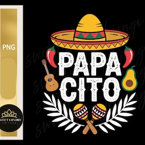 以下が含まれることがあります： 黒色のグラフィックデザイン。白い文字で「PAPA CITO」、黄色のソンブレロ、赤い唐辛子、ギター、アボカド、マラカスが描かれています。デザインには、金色のPNGラベルとSweet Luxury Chicagoのロゴが含まれています。