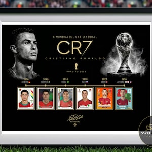 以下が含まれることがあります： クリスティアーノ・ロナウドの肖像画、FIFAワールドカップのトロフィー、2006年から2026年までの大会出場を表す6枚の選手カードが描かれた白黒の額入りポスター。テキストには「6 MUNDIALES UNA LEYENDA CR7」と記されている。
