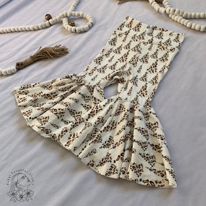 Léopards Arbres de Noël Baby & Toddler Bell Bottoms | Pantalon blanc à larges côtes | Tenue de bébé tendance imprimée guépard | Fond de cloche pour enfants