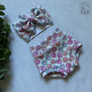 Retro Summer Shades Sunglasses Baby Bummys & Bow Head Wrap | Ein Groovy Baby | Zwei Groovy | Sommerzeit Baby Outfit | Baby Sonnenbrille Shorts