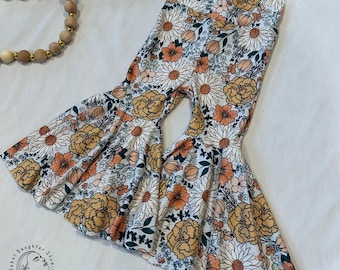 Witte bloemenjurk met bloemenprint voor baby's en peuters | Geribbeld springbroekje voor kinderen | Groovy uitlopende broek | Hortensia's, wilde bloemen, tulpen