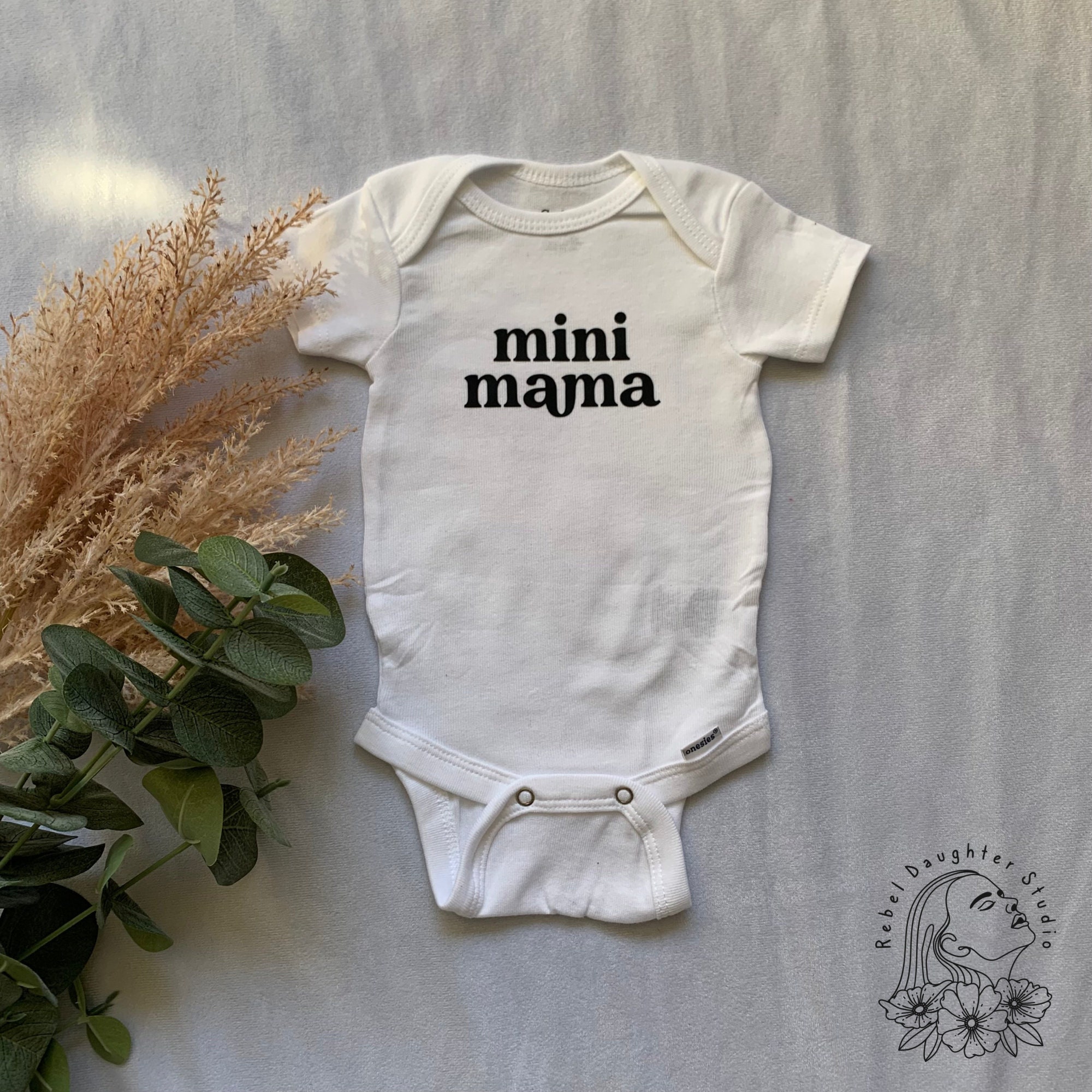 Mini Mama Baby Onesie® | キュート、レトロ、ミニマリスト 