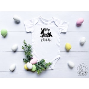 My First Easter- Bunny Cut Out Onesie® | Baby ́s erstes Oster Outfit | Osterhase Baby Body