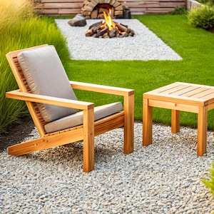 Peut inclure: Une chaise d'extérieur en bois avec un coussin gris et une table d'appoint en bois assortie. La chaise et la table sont sur un patio en gravier avec de l'herbe verte en arrière-plan.