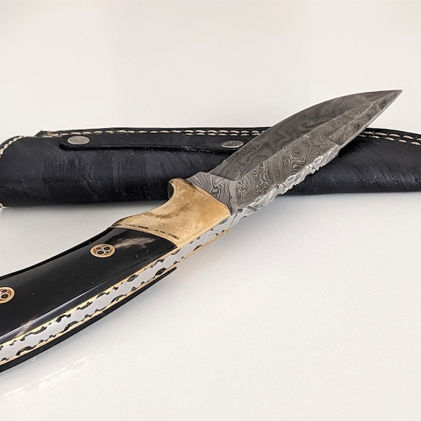 Beautiful Custom Design Handmade Fixed Blade Damascus Drop Point Utility Hunter Knife with Bull Horn Handle