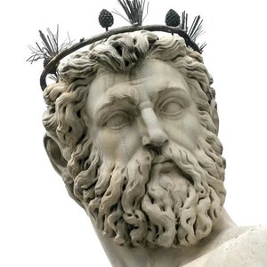 Puede incluir: Una escultura de mármol de un hombre barbudo que lleva una corona con piñas y elementos puntiagudos. La escultura tiene rasgos faciales detallados y cabello y barba rizados. La estatua está sobre un fondo blanco.