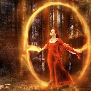 Può includere: Una donna in un lungo abito rosso fluente è in piedi all'interno di un cerchio di energia dorata brillante in una foresta. L'immagine ha un tema mistico e fantasy, con toni caldi, arancioni e marroni.