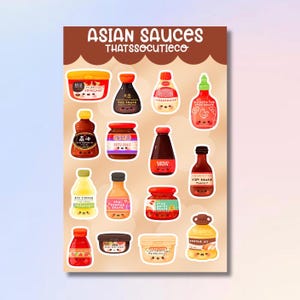 Peut inclure: Une planche d'autocollants intitulée ASIAN SAUCES THATSSOCUTIECO présentant diverses illustrations de bouteilles et contenants de condiments avec des visages mignons, dont sauce soja, sriracha, sauce huître, sauce poisson et huile d'arachide.