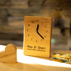 Reloj de escritorio personalizado, regalo de aniversario, accesorio de escritorio de oficina, reloj de estante minimalista imagen 1