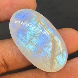 Pietra di luna arcobaleno bianca naturale, pietra di luna arcobaleno di forma ovale, pietra di luna arcobaleno 36 x 20 mm, gioiello con cabochon ovale di pietra di luna arcobaleno blu fuoco