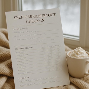 Może przedstawiać: Biały formularz samoopieki i wypalenia zawodowego z tekstem i polami wyboru, obok białego kubka wypełnionego napojem ze bitą śmietaną. Formularz zawiera sekcje dotyczące bieżących doświadczeń, oceny samoopieki i planu działania.
