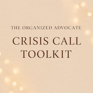 Può includere: Sfondo beige con il testo "THE ORGANIZED ADVOCATE" in un carattere marrone scuro. Sotto, in un carattere marrone scuro più grande, il testo recita "CRISIS CALL TOOLKIT". Luci bianche morbide e sfocate negli angoli in alto a destra e in basso a sinistra.