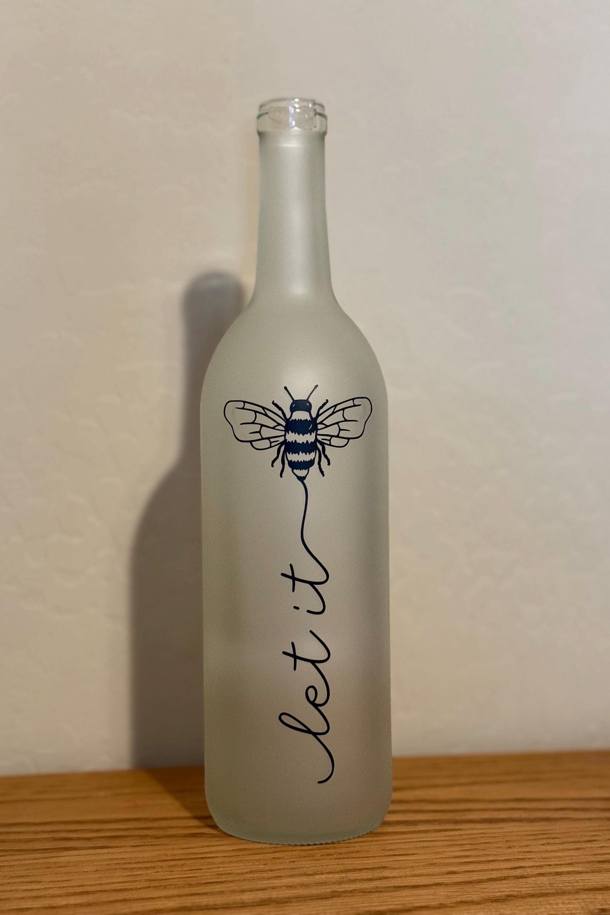 Let it bee lighted wine bottle, bumble bee quote, mom sister gift, Christmas gift, birthday gift, motivational quote, decorated wine bottle